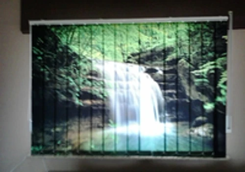 Lamellenvorhang bedruckt mit einem Wasserfall